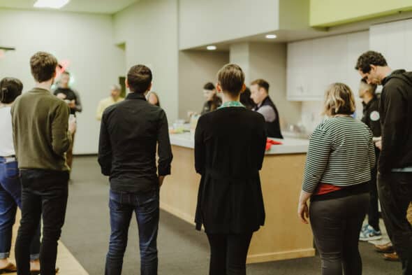 What Time You Hold Standup Meetings Impacts Team Outcomes